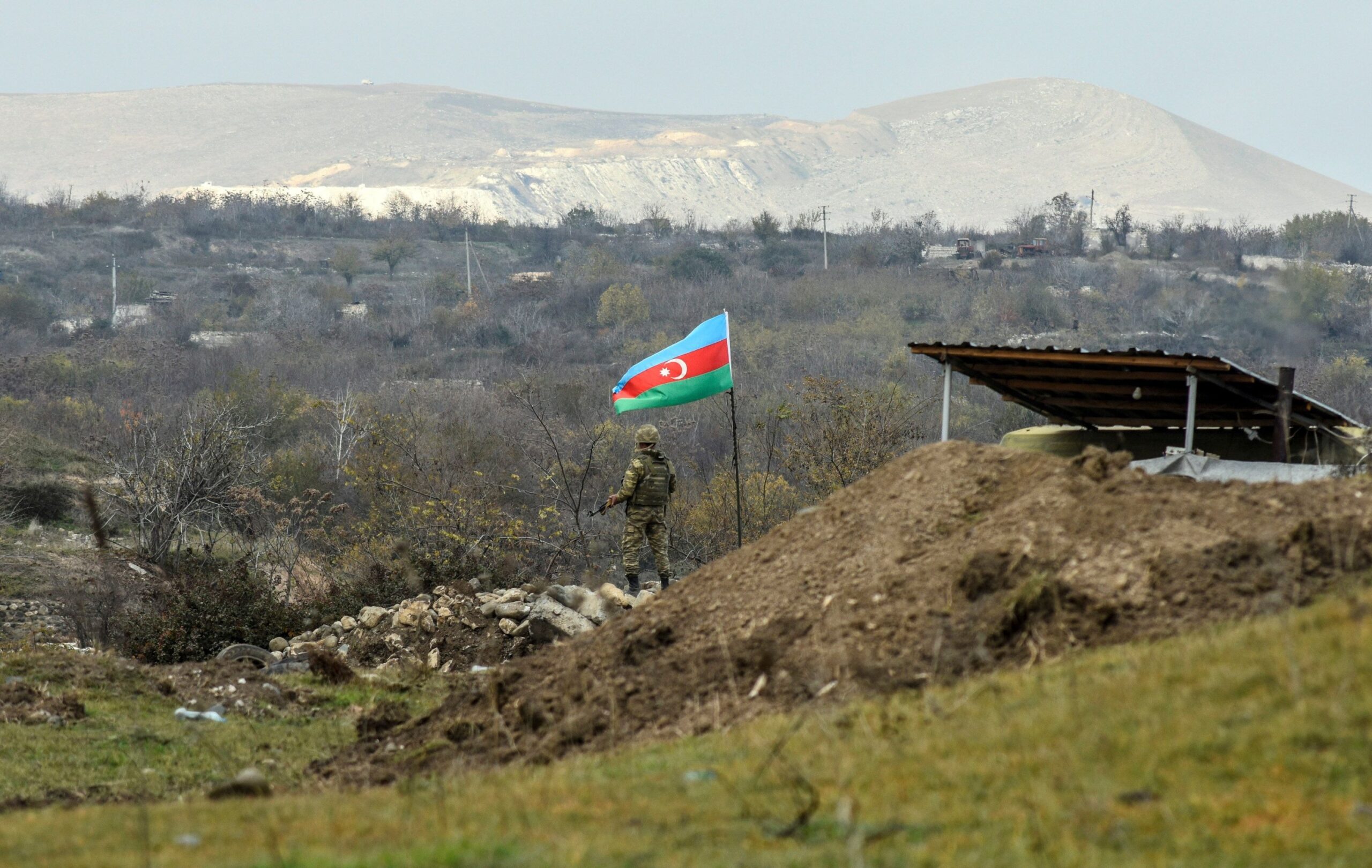 azerbaycan esgeri kelbecer,azerbaijan soldier,bayraq
